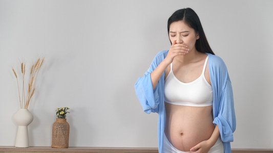 年轻孕妈孕吐的升格镜头视频