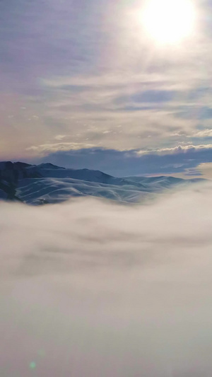 无人机穿云航拍新疆风景17秒视频