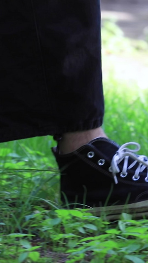 相机拍摄帆布鞋行走在秋天落叶草地上12秒视频
