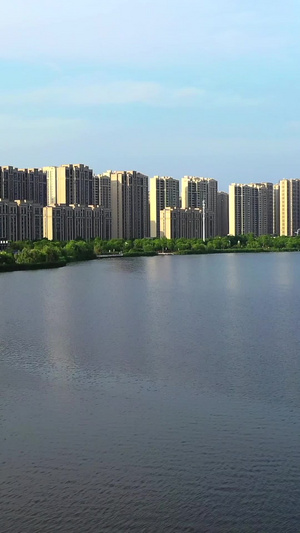 航拍城市一线湖景住宅建筑群52秒视频