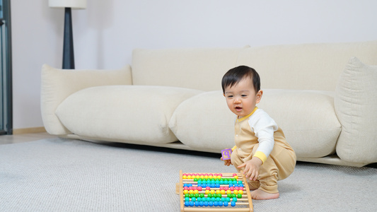小宝宝在客厅地毯上玩玩具视频