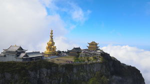 航拍云顶上的四川峨眉山金顶寺庙32秒视频