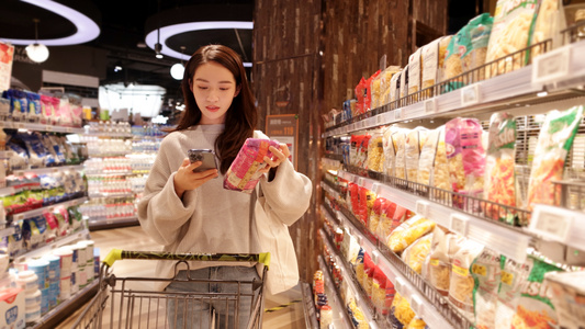 超市挑选商品的女青年[商品种类]视频