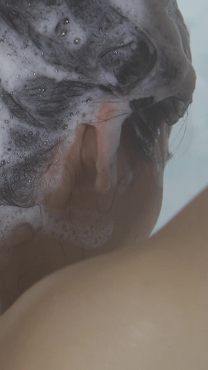 美女洗头淋浴洗发水54秒视频