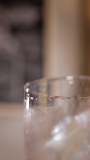 调酒师将酒倒入装满冰块的玻璃杯摇酒壶34秒视频