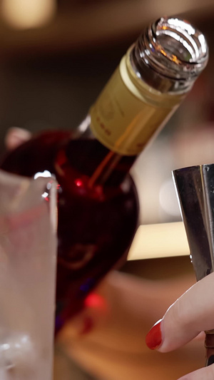 调酒师将酒倒入装满冰块的玻璃杯调制台34秒视频