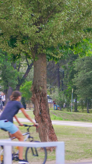 周末家庭陪伴户外运动骑行自行车13秒视频