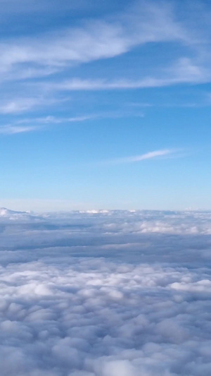 蓝天白云流动的云朵飞翔城市交通64秒视频