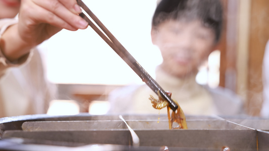 毛肚从沸腾的火锅里被夹出视频