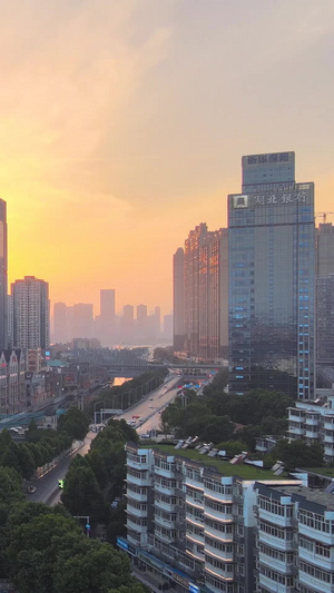 航拍风光城市夕阳日落晚霞余晖粉红色天空城市旅游素材写字楼43秒视频