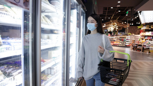 戴着口罩选购冷冻食品的女青年21秒视频