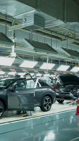 实拍汽车生产线延时摄影成品汽车9秒视频