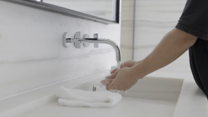 洗手使用毛巾擦手特写18秒视频