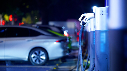 4k实拍夜晚下的新能源汽车充电桩视频
