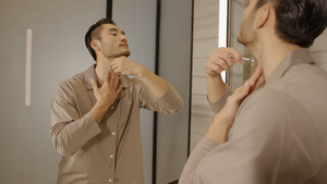 站在镜子前刮胡子的成熟男士13秒视频