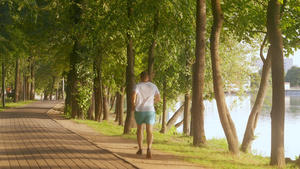 森林湖边夕阳下跑步锻炼的人10秒视频