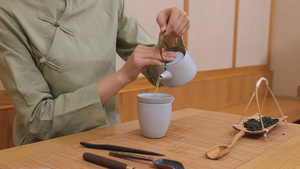 倒茶水特写39秒视频