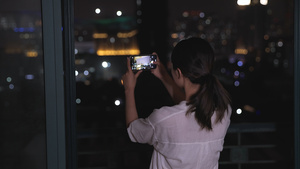 夜晚女性用手机拍照9秒视频