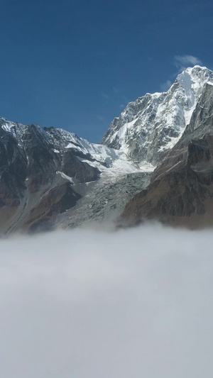 航拍四川海螺沟景区云端之上的卫士峰雪山壮观视频素材5A景区69秒视频