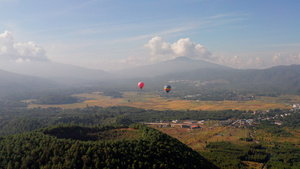 航拍云南腾冲景区火山口热气球穿云41秒视频
