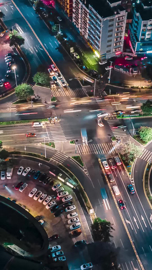 夜间城市马路十字路口车流延时摄影道路交通15秒视频