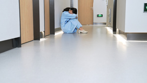 女性医护人员蹲坐在医院走廊难过沮丧39秒视频