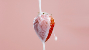 4K牛奶草莓新鲜乳制品饮料水果21秒视频