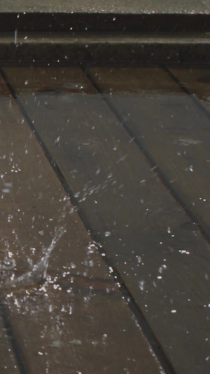 雨水滴实拍雨水滴在木板75秒视频