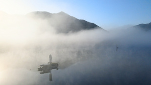 神农架5A景区大九湖清晨晨雾中国风帆船航拍环绕4K45秒视频