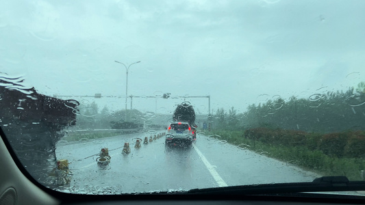 4K实拍夏季大雨暴雨私家车前窗外雨刮器视频