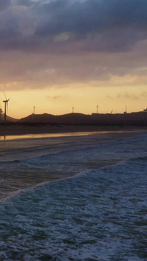 航拍海边金色夕阳海上风电海岸线51秒视频