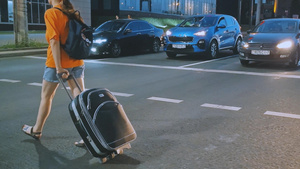 夜晚城市街头拖着行李的行人11秒视频