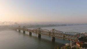 航拍鸭绿江大桥与断桥56秒视频