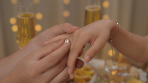 男人给女人戴上婚戒求婚12秒视频