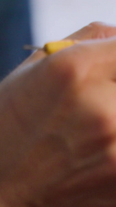 慢镜头升格拍摄素材江西景德镇古窑民俗博览区陶瓷文化现场制作紫砂壶花纹雕刻陶瓷工艺视频