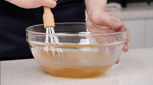 月饼制作搅拌糖浆视频