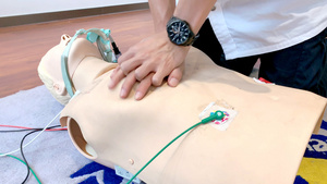 模拟人训练心肺复苏36秒视频