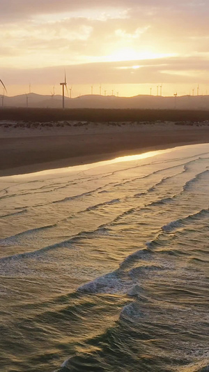 夕阳下的海滩和风车自然风光49秒视频