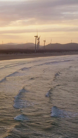夕阳下的海滩和风车长江澳风车田49秒视频