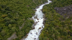 4K航拍森林小溪河流河谷水流水资源25秒视频
