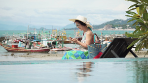 中年女性在泰国河畔深岛的海滩放松28秒视频