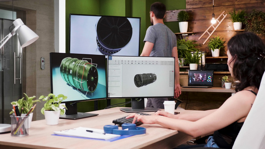 女建筑师在3D软件中使用新的涡轮机原型视频
