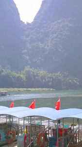 穿过竹筏看到远处江面上行驶的竹筏喀斯特地貌视频