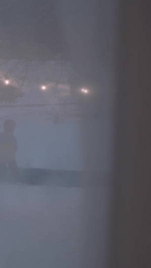 寒冬傍晚黄昏隔着窗帘拍摄户外家庭亲子雪地曲棍球游戏亲子游戏13秒视频