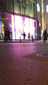 城市夜景交通路口川流不息的通过马路的行人素材夜景素材视频