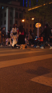 城市夜景交通路口川流不息的通过马路的行人素材城市素材视频