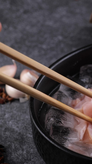筷夹鹅肠干锅食材9秒视频
