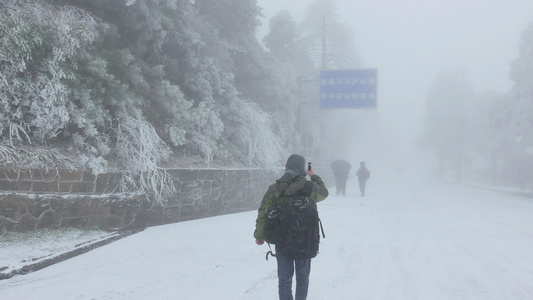 江西庐山景区雾凇景观和欣赏的人群视频