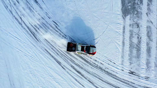 实拍航拍汽车广告雪地弯道俯拍漂移视频