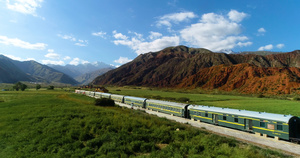 新疆天山草原旅游景区绿皮火车开过4K航拍45秒视频